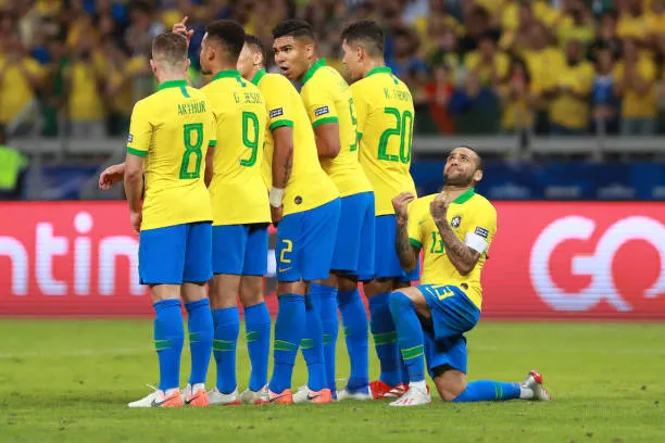 'Cạn lời' thủ quân Brazil, ăn mừng trong lúc đang làm hàng rào - Bóng Đá