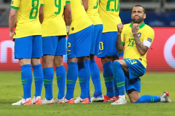 'Cạn lời' thủ quân Brazil, ăn mừng trong lúc đang làm hàng rào - Bóng Đá