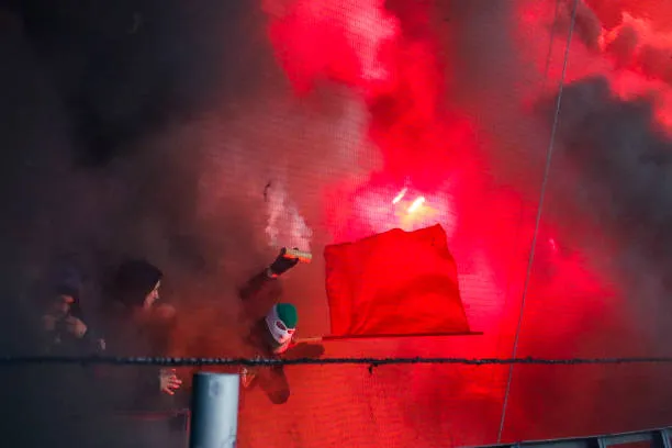 Feyenoord vs Ajax stopped TWICE as ex-Prem star bleeding after object thrown from crowd and stadium flooded with smoke - Bóng Đá