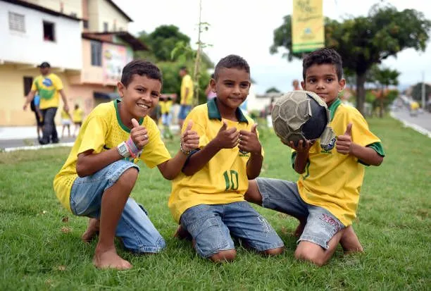 Đáng yêu hết cỡ với những fan nhí cháy hết mình vì World Cup - Bóng Đá