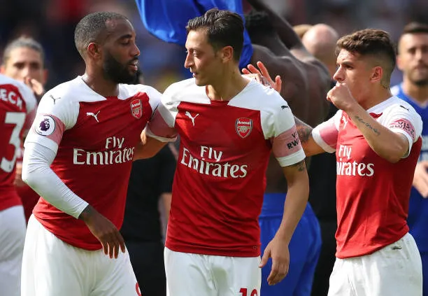 Torreira khoái ngồi gần Ozi Lacazette - Bóng Đá