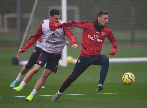 Giữa tin đồn mâu thuẫn với Emery, Ozil bỗng 'hóa' Ninja trên sân tập - Bóng Đá
