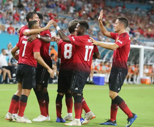 Mourinho 'quậy phá' ngoài đường pitch, Lopetegui phải đến giúp đỡ - Bóng Đá