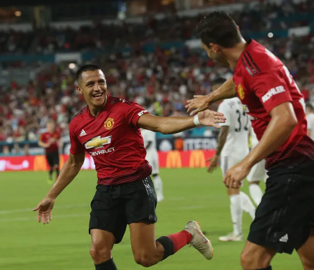 Mourinho 'quậy phá' ngoài đường pitch, Lopetegui phải đến giúp đỡ - Bóng Đá