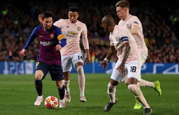 Messi không thèm bắt tay Smalling - Bóng Đá