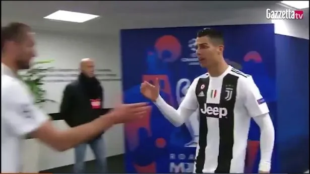 Ronaldo làm điều không thể tin nổi ở giữa hiệp trận thắng Atletico - Bóng Đá