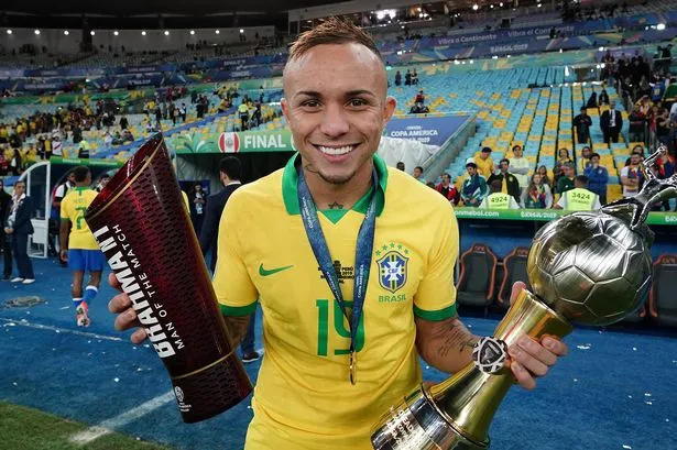 Arsenal đạt thỏa thuận với Everton Soares - Bóng Đá
