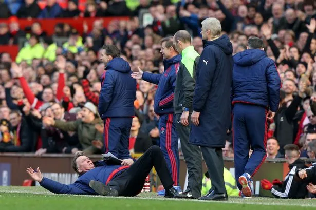 10 khoảnh khắc kinh điển nhất đại chiến M.U - Arsenal - Bóng Đá