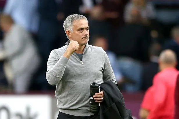 Cái vẫy tay của Mourinho và 'độc chiêu' PR cảm xúc - Bóng Đá