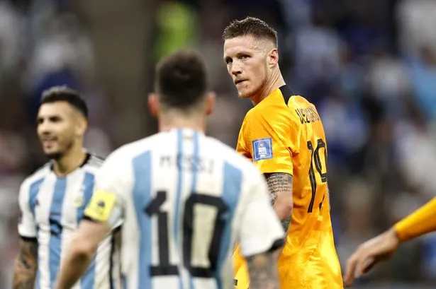 Lionel Messi's furious spat with Wout Weghorst in full as reason behind clash explained - Bóng Đá