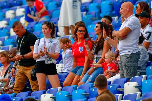 Dàn WAGs tuyển Anh khoe sắc trên khán đài trận Panama - Bóng Đá