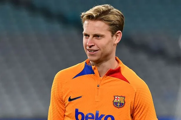 Neville chỉ trích Barca thiếu đạo đức với De Jong - Bóng Đá