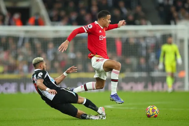 Saint-Maximin and Joelinton's showboating in Premier League clash - Bóng Đá