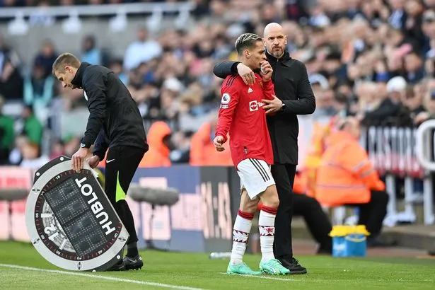 Erik ten Hag's differing reactions to two Man Utd subs vs Newcastle speaks volumes - Bóng Đá