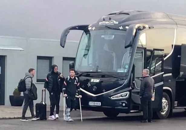 Diogo Jota left Italy on crutches as Liverpool star's injury worse than first feared - Bóng Đá