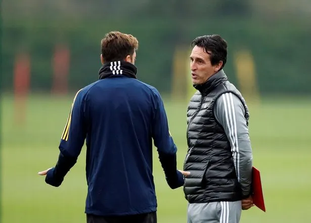 Mesut Ozil posts cryptic tweet after lengthy training ground discussion with Unai Emery - Bóng Đá