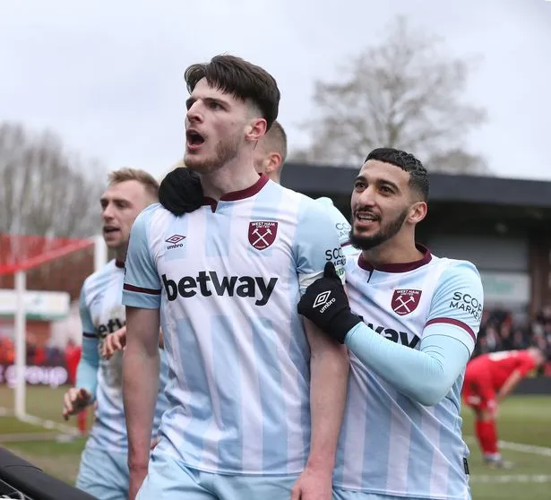 Man Utd face Declan Rice blow but midfielder's 'transfer preference' hangs on key exit - Bóng Đá