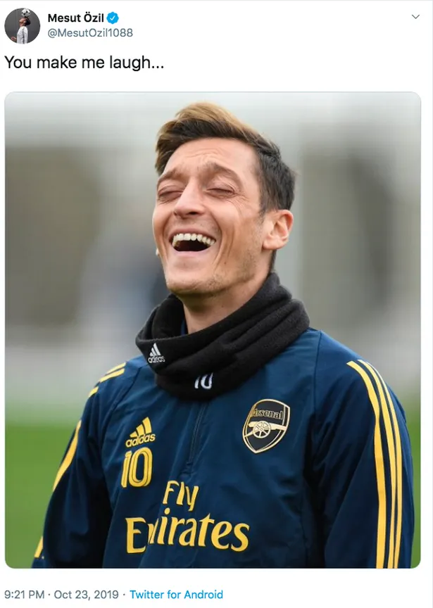 Mesut Ozil posts cryptic tweet after lengthy training ground discussion with Unai Emery - Bóng Đá