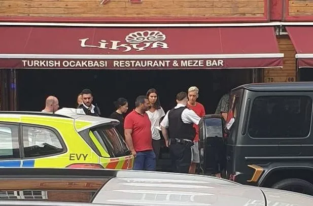 Arsenal’s Sead Kolasinac fights off armed men trying to rob Mesut Özil’s car - video - Bóng Đá