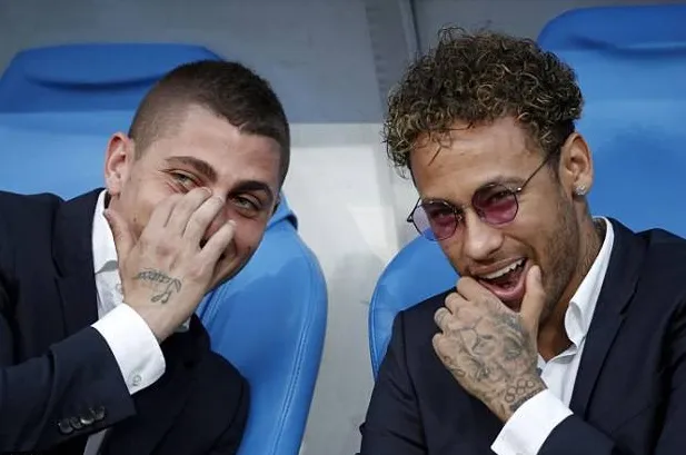Neymar gượng gạo nhận cúp quốc gia Pháp cùng đồng đội - Bóng Đá