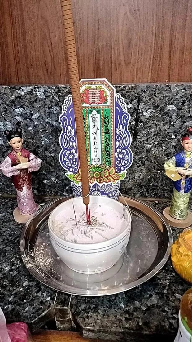 nam-ca-si-duoc-phat-hien-qua-doi-trong-nha-ve-sinh-cua-khach-san-gia-dinh-bang-hoang-nghe-tin (15)