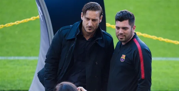 Huyền thoại Totti dẫn theo con trai đến Nou Camp tiếp sức Roma - Bóng Đá