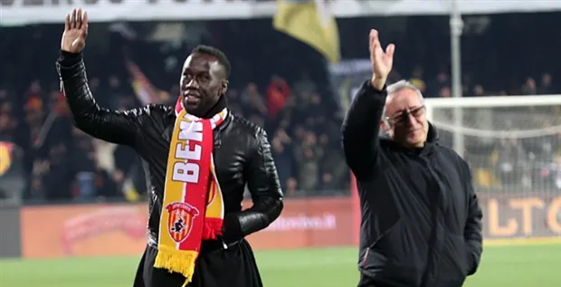 Sagna được giới thiệu như người hùng trong trận đấu của Benevento - Bóng Đá