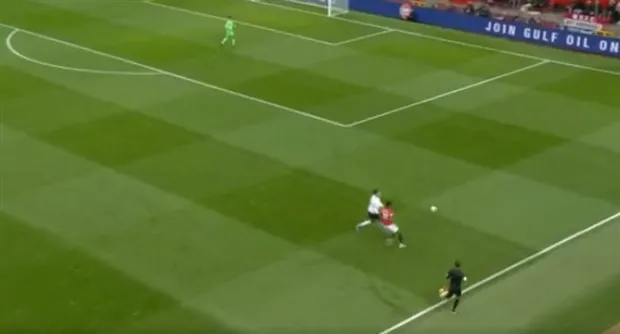 Van Dijk trượt té, CĐV Liverpool chúc mừng: