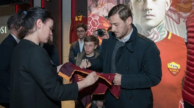 Totti tái ngộ dàn sao Roma trong ngày khai trường cửa hàng mới của Bầy Sói - Bóng Đá