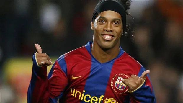 'Lão tướng' Ronaldinho lại gây choáng với siêu phẩm từ giữa sân - Bóng Đá