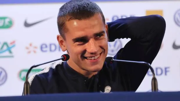 Phóng viên chơi khăm Griezmann tại họp báo - Bóng Đá