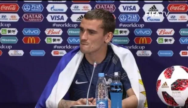 Griezmann khoác cờ Uruguay để ăn mừng chức vô địch của Pháp - Bóng Đá