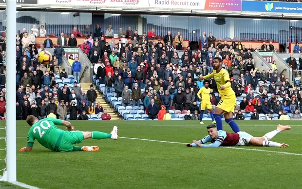 Fan Chelsea hả hê chứng kiến Courtois 'nhặt bóng' tại Real - Bóng Đá