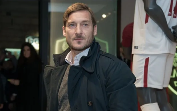 Totti tái ngộ dàn sao Roma trong ngày khai trường cửa hàng mới của Bầy Sói - Bóng Đá