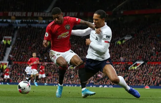 Van Dijk trượt té, CĐV Liverpool chúc mừng: