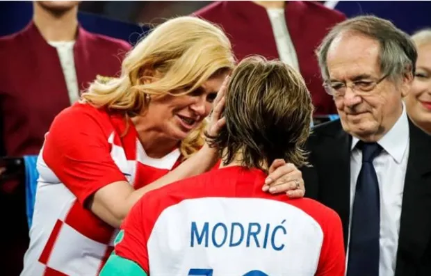 Tổng thống Croatia nghẹn ngào lau nước mắt cho Modric trên bục trao giải - Bóng Đá