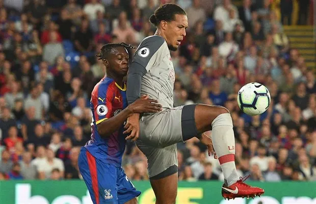 Có Van Dijk, hàng thủ của Liverpool đã thay đổi 'chóng mặt' thế nào? - Bóng Đá