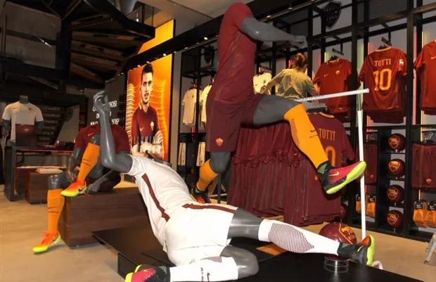Totti tái ngộ dàn sao Roma trong ngày khai trường cửa hàng mới của Bầy Sói - Bóng Đá