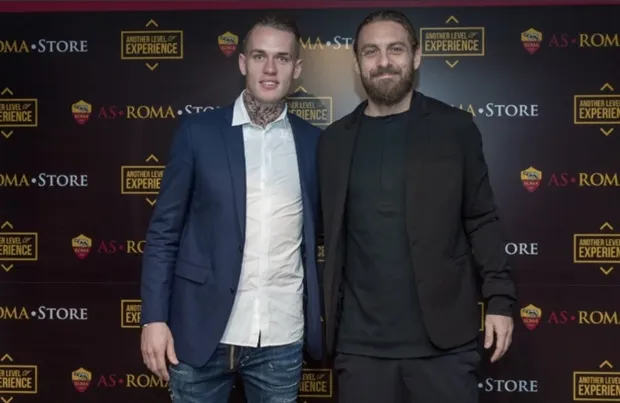 Totti tái ngộ dàn sao Roma trong ngày khai trường cửa hàng mới của Bầy Sói - Bóng Đá