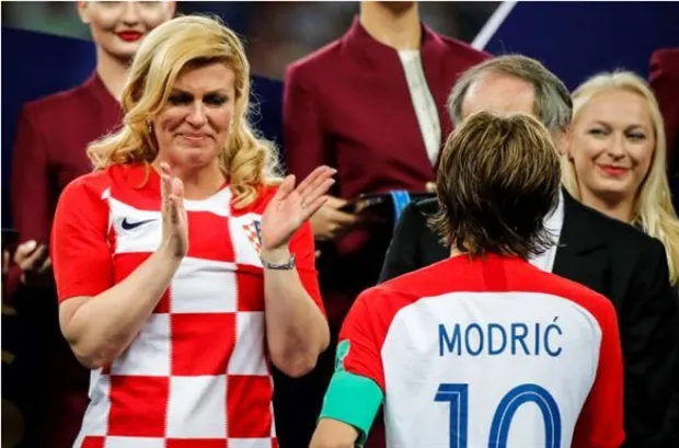 Tổng thống Croatia nghẹn ngào lau nước mắt cho Modric trên bục trao giải - Bóng Đá