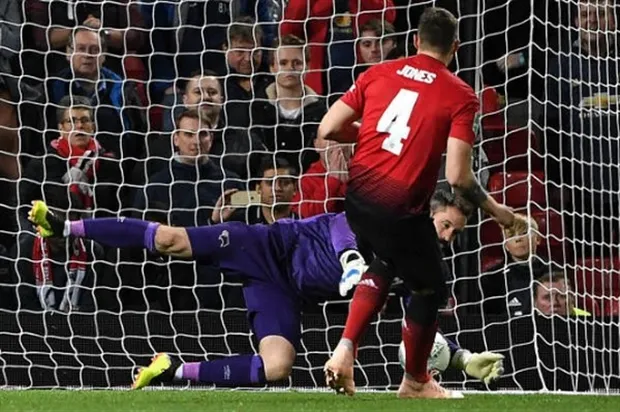 Man Utd thất bại, Pogba cười hả hê trên khán đài - Bóng Đá