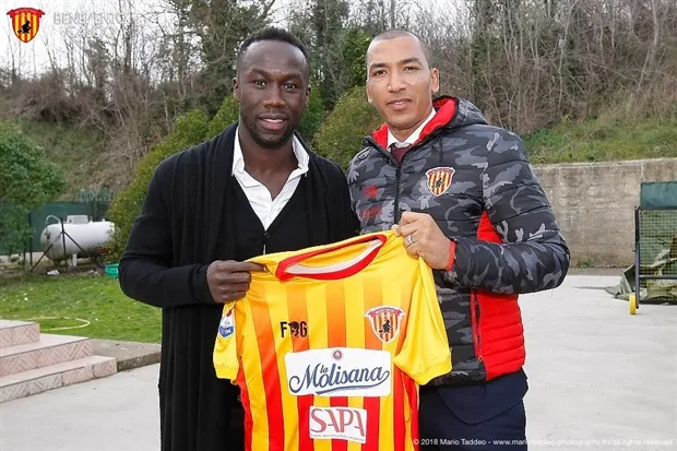 Sagna được giới thiệu như người hùng trong trận đấu của Benevento - Bóng Đá