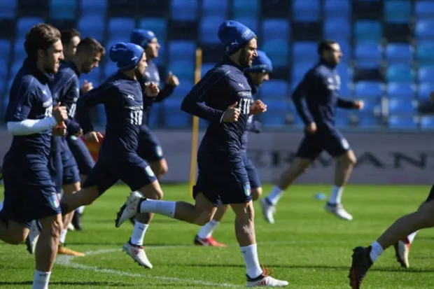 Vừa rời khách sạn, Buffon đã bị fan 'bắt cóc' - Bóng Đá