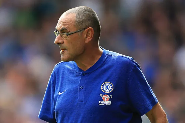 Lên cơn thèm, HLV Sarri nhai luôn điếu thuốc khi chỉ đạo Chelsea - Bóng Đá