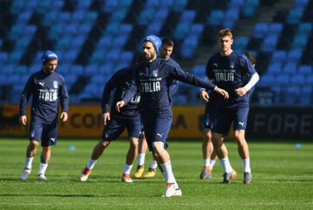 Vừa rời khách sạn, Buffon đã bị fan 'bắt cóc' - Bóng Đá