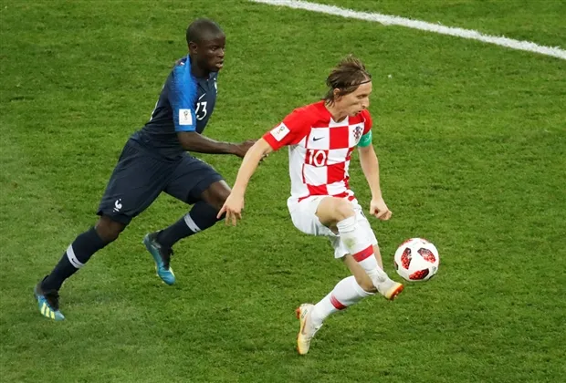 Tổng thống Croatia nghẹn ngào lau nước mắt cho Modric trên bục trao giải - Bóng Đá