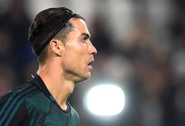 Trình làng phụ kiện mới, Ronaldo trở thành