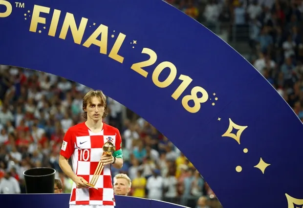 Tổng thống Croatia nghẹn ngào lau nước mắt cho Modric trên bục trao giải - Bóng Đá