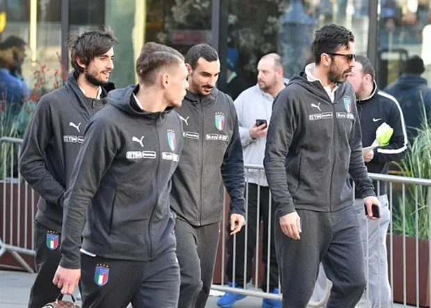 Vừa rời khách sạn, Buffon đã bị fan 'bắt cóc' - Bóng Đá