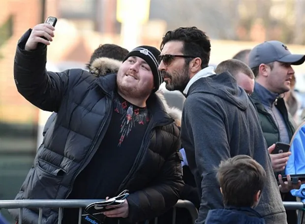 Vừa rời khách sạn, Buffon đã bị fan 'bắt cóc' - Bóng Đá